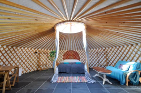 Luxurious underfloor heated Yurt with Hot tub
